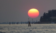 die glutrote Sonne geht über der Lagune von Venedig unter