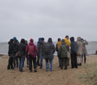eine Gruppe von Besuchern steht am Ostseestrand
