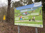 ein Schild mit Infografik im Naturschutzgebiet