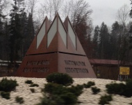 das dreidimensionale Logo des Nationalparks steht im Park